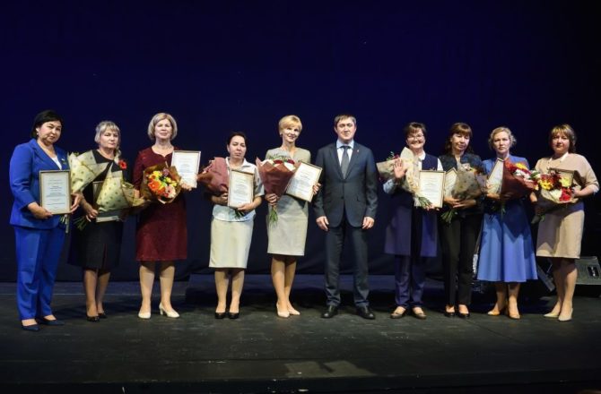 В честь Дня учителя 44 педагога Прикамья отмечены федеральными и краевыми премиями за успехи в профессии